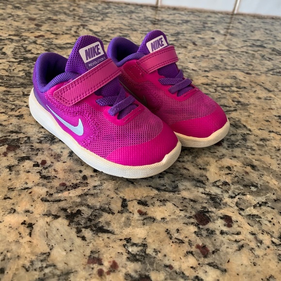 NIKE Revolution 3 ; Size 6C - Picture 1 of 7